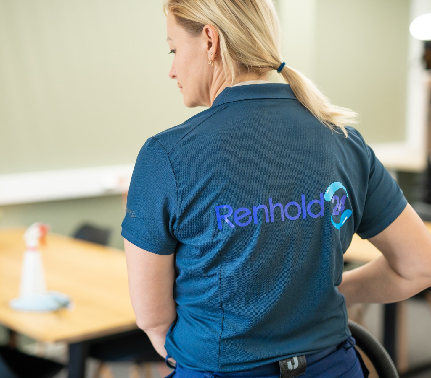 Renholder fra Renhold 24 vasker brakkerigg i Trondheim